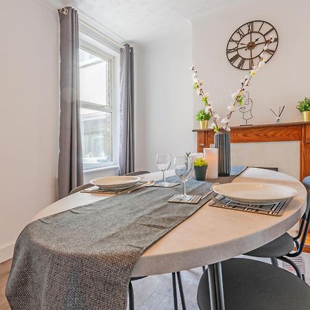 Modern 2 Bed 2 Bath House In Sittingbourne By Splendid Stays Bagian luar foto
