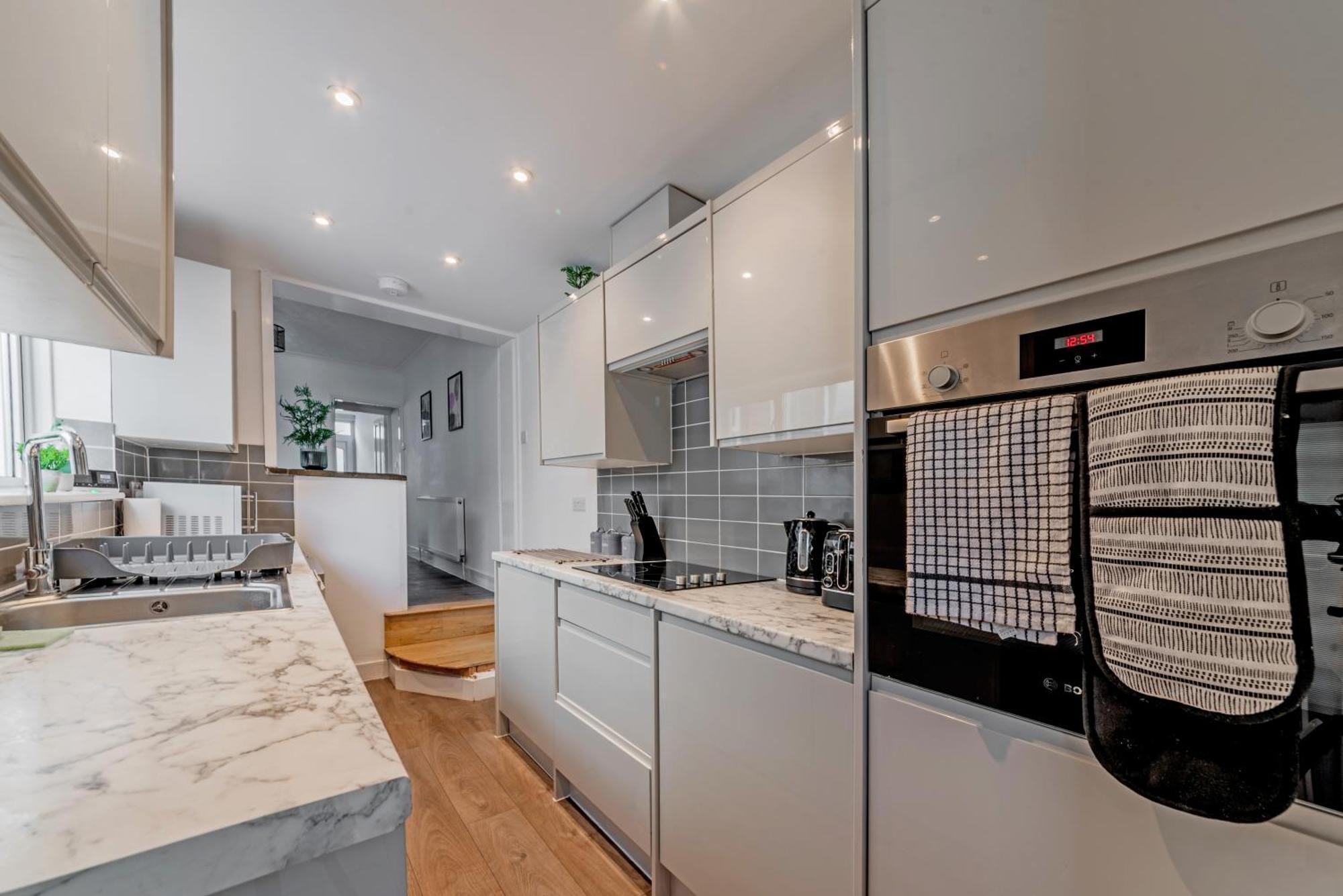 Modern 2 Bed 2 Bath House In Sittingbourne By Splendid Stays Bagian luar foto