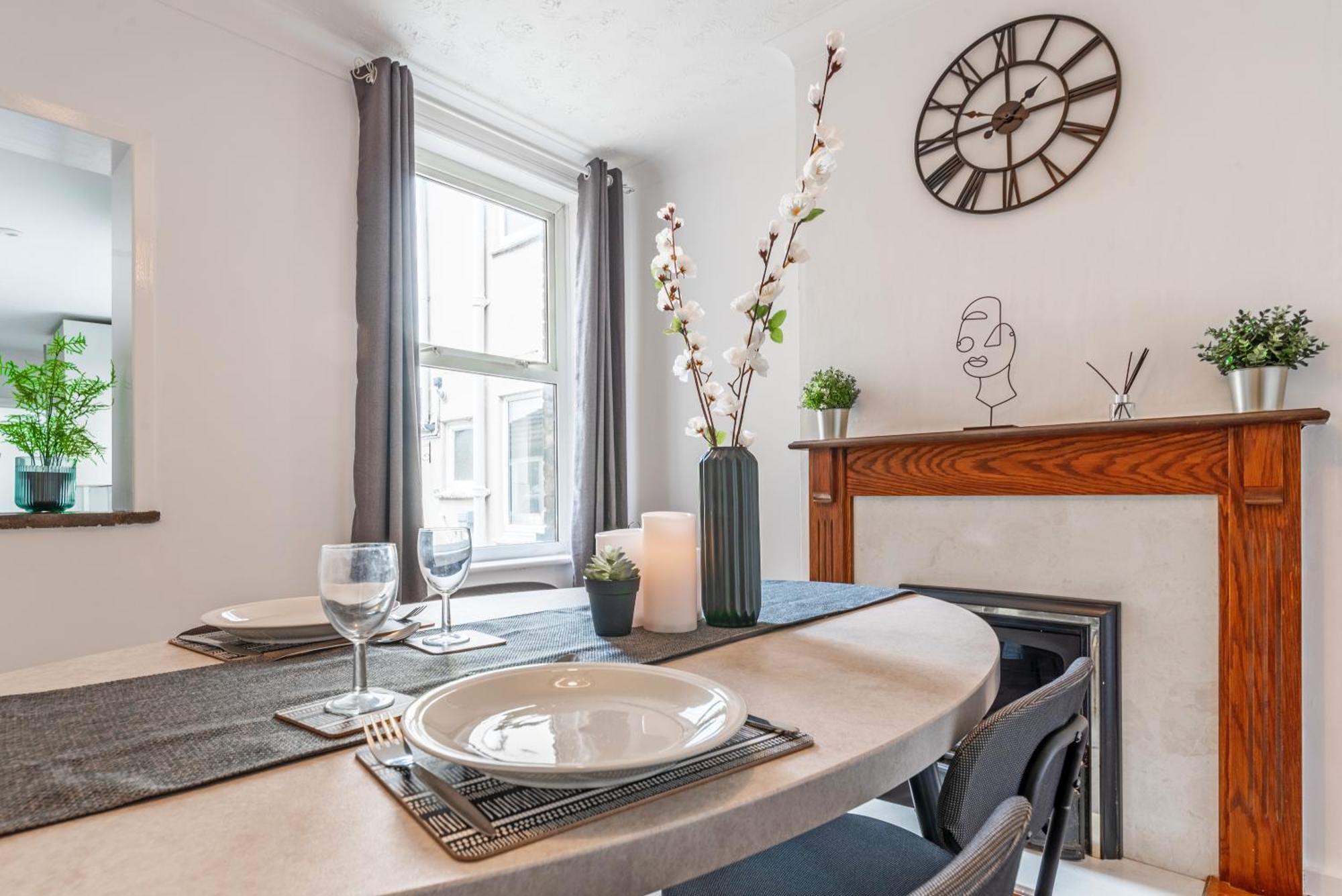 Modern 2 Bed 2 Bath House In Sittingbourne By Splendid Stays Bagian luar foto