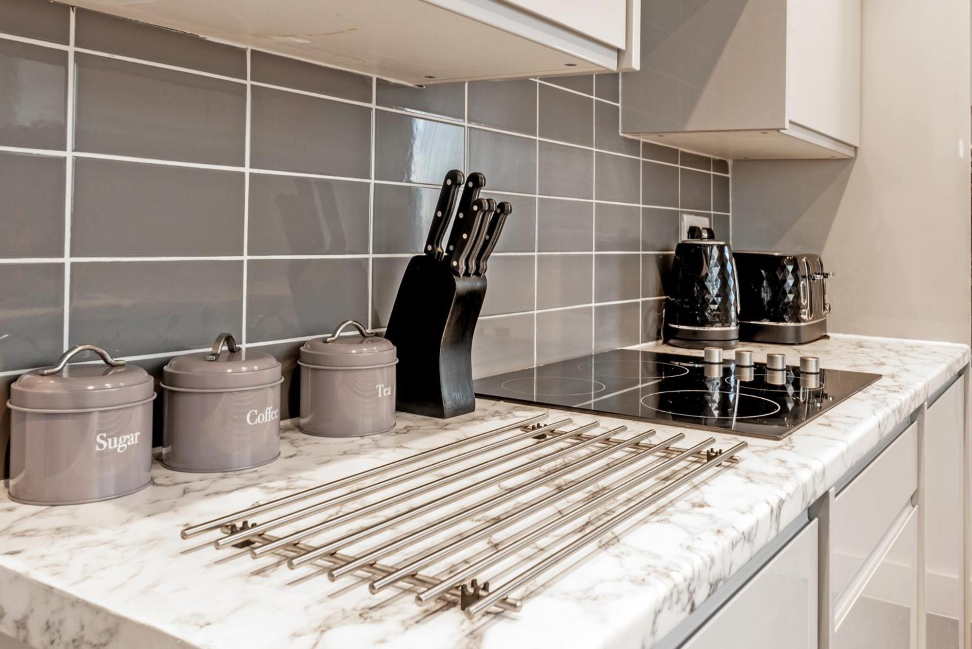 Modern 2 Bed 2 Bath House In Sittingbourne By Splendid Stays Bagian luar foto
